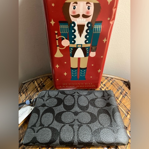 Coach NWOT Corner Zip Wristlet - Picture 4 of 4